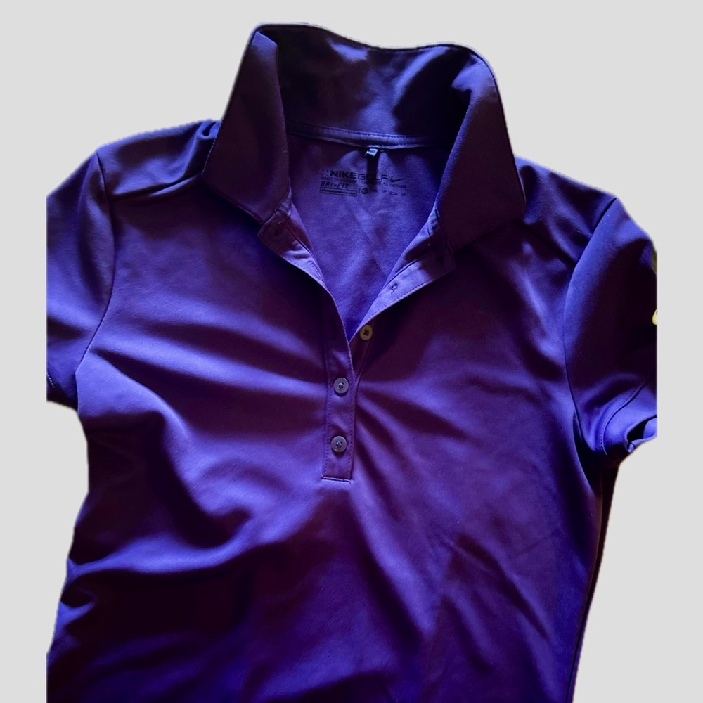 A cute woman XS  purple Nike Golf t-shirt